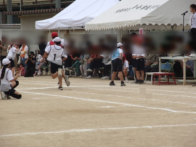 ６年生 鶴橋小学校150周年の歴史をつないで～紅白対抗リレー～