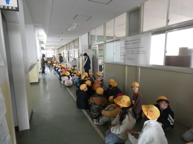 ４階廊下の避難の様子