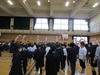 花のアーチを通って卒業生入場です。