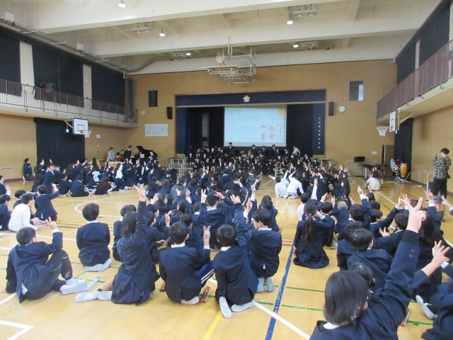 ６年生が考えたクイズで盛り上がりました。