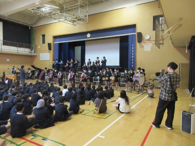 ６年生による「情熱大陸」の合奏です。