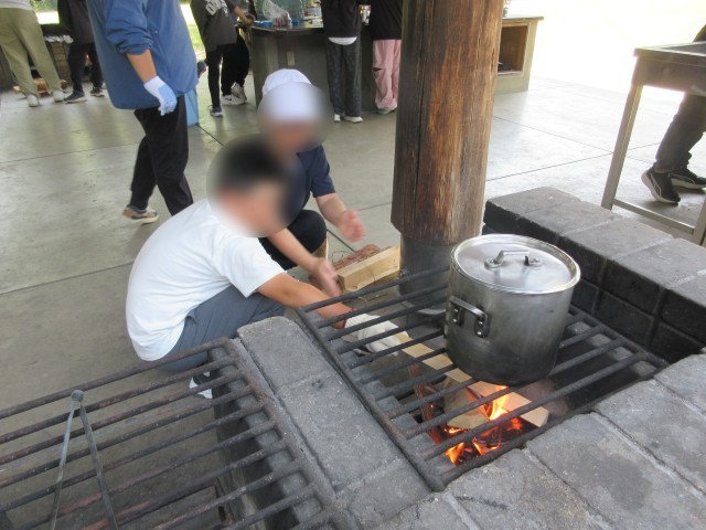 汗をかきながら、火の番もがんばってます！