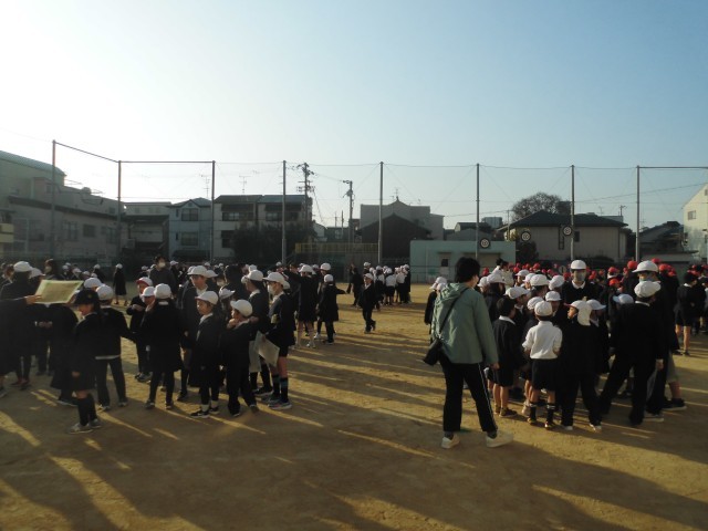 猛獣狩りゲームを楽しむ児童達