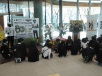 説明を聞く児童