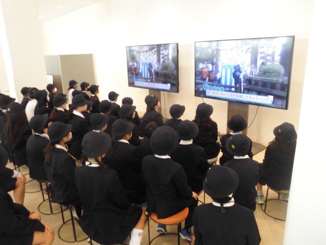 モニターを見る児童