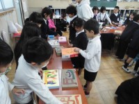 説明を聞く児童