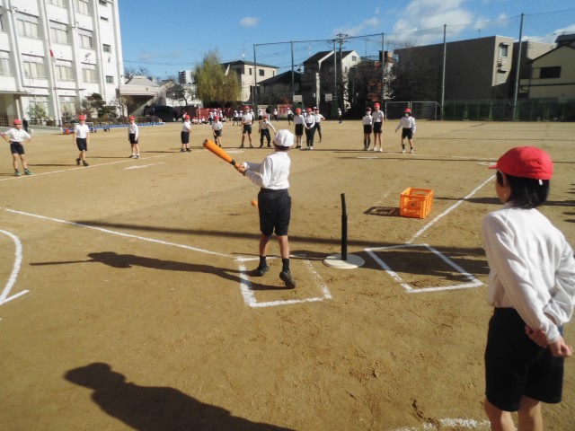 運動場でのバッティング
