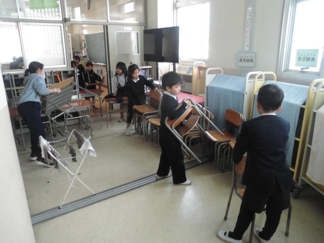 椅子を運ぶ児童