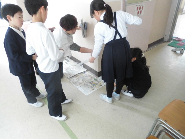 扇風機の掃除をする児童