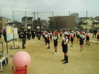 運動場でストレッチ