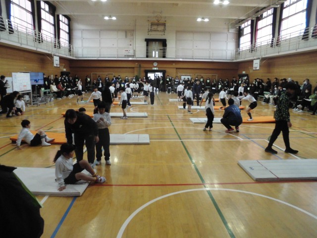 体育館でマット運動