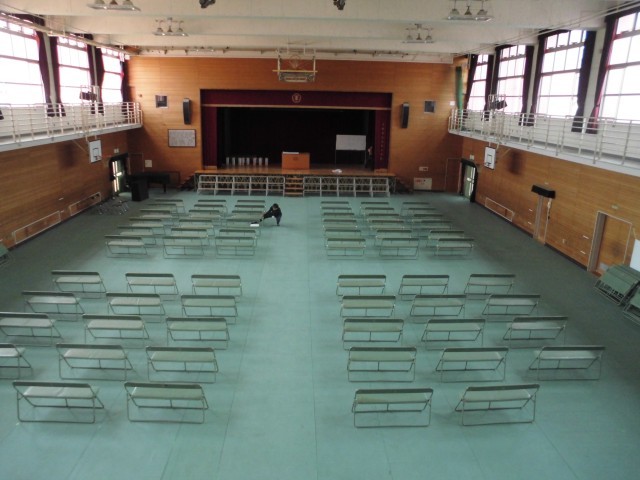 シートを敷いた講堂