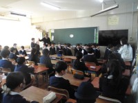 ６年生の教室に入る１年生