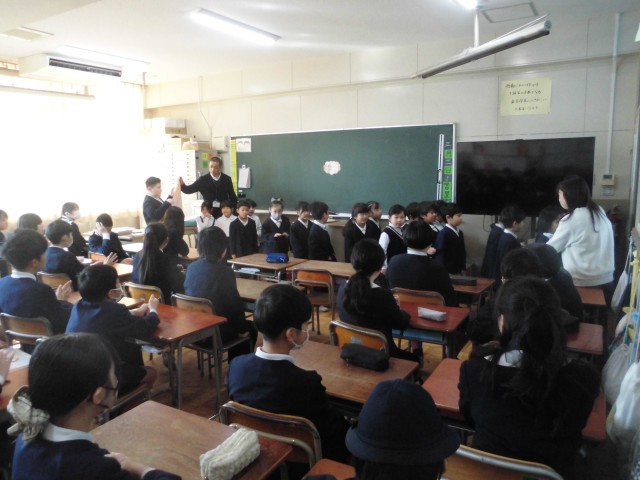 ６年生の教室に入る１年生