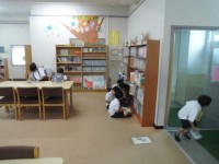 本を読む児童