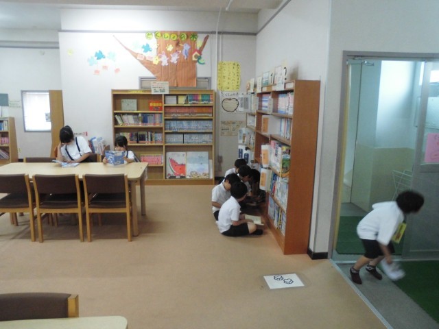 本を読む児童