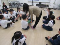 ヒトの頭と同じ重さを体験