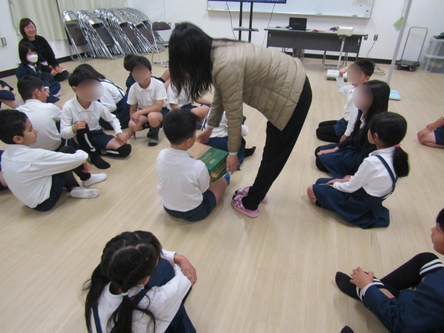 ヒトの頭と同じ重さを体験