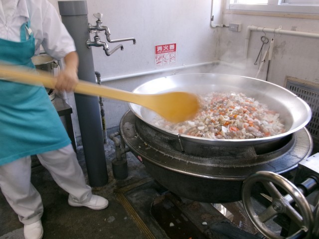 ふきよせ煮を大きな釜で煮ています