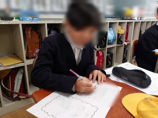 6年　慌てて宿題をする児童