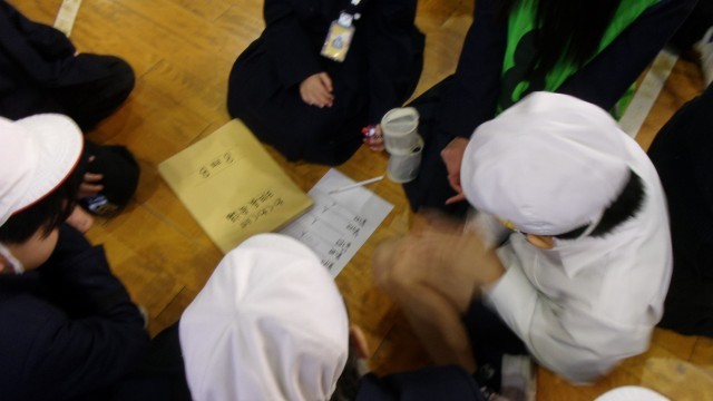 答え合わせをしている様子