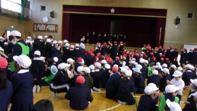 全問正解した班の人が立ちました