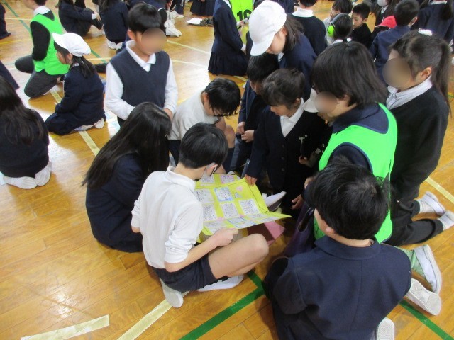 在校生から贈られたメッセージカードを読む