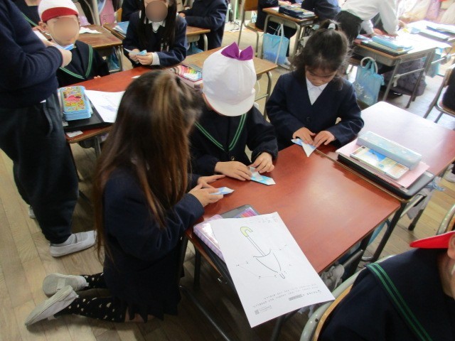 折り紙でロケットを教えています