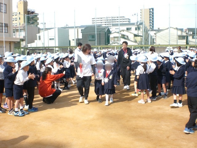 拍手で見送られて退場