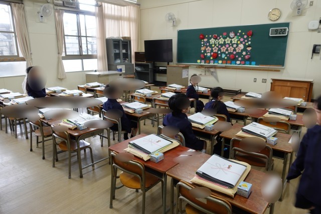 入学式の始まりを教室で待っている様子