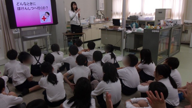 話しを聞いている様子