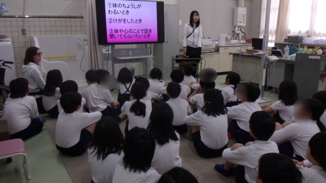 保健室に来る時のことについて考えている様子