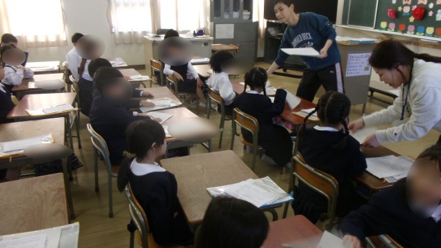 手紙をもらって回している様子