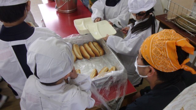 １年生の配膳の様子