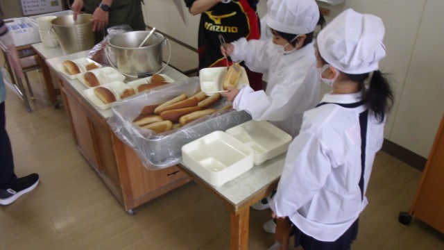 １年生の配膳の様子