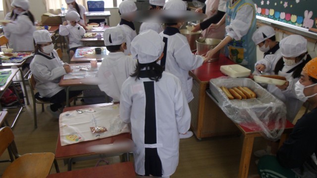 １年生の配膳の様子