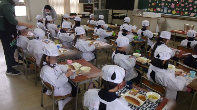 １年生が給食を食べている様子