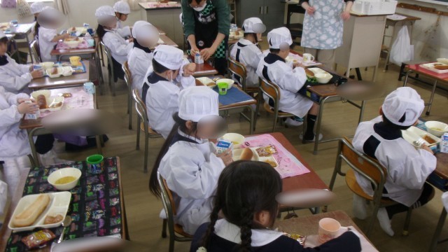 １年生が給食を食べている様子