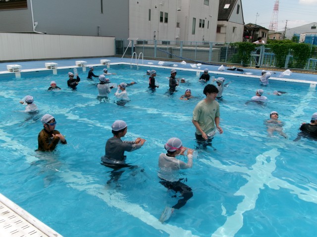 ペットボトルなど周りにある浮く物を使います