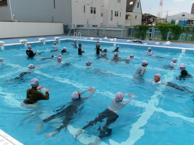実際にペットボトルを使って浮いてみます