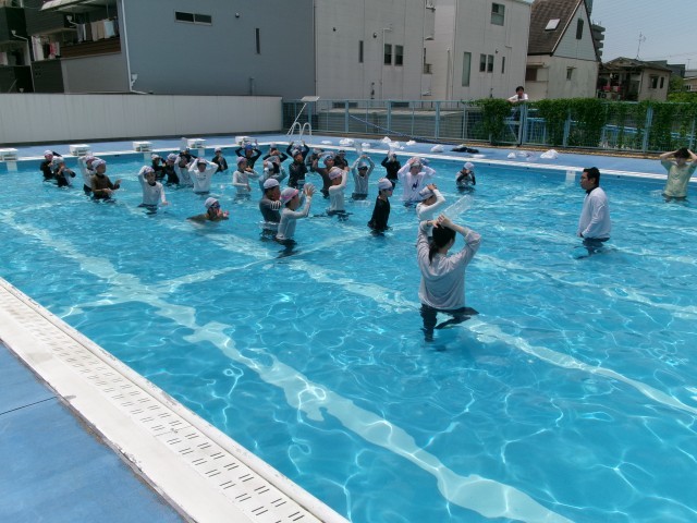 ペットボトルをどの位置で持つか
