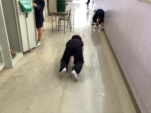 ２年生　ろうかもピカピカです！