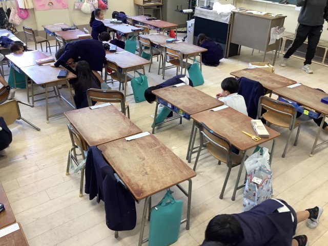 １年生　教室の中をピカピカに！