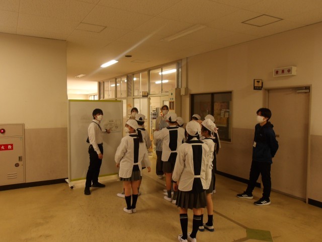 給食室に入る前に衛生チェック