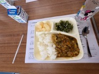 今日の給食は、和風カレー丼、オクラの甘酢和え、和梨、牛乳です。