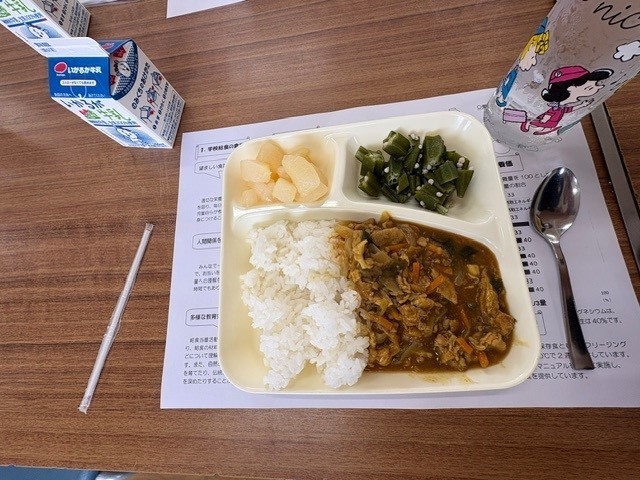 今日の給食は、和風カレー丼、オクラの甘酢和え、和梨、牛乳です。