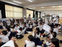 クイズに答えています