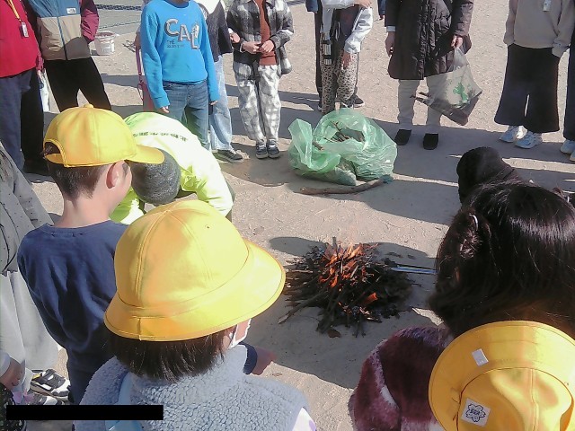 枯葉や枯れ枝に火をつけて、焚火！