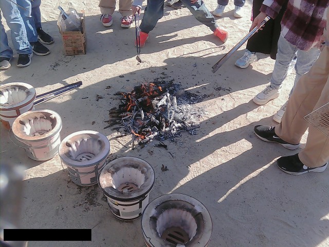 焚火を利用して炭をおこします。