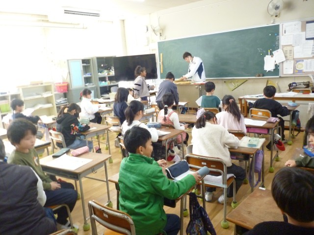 ３年生　通知表をうけとっています